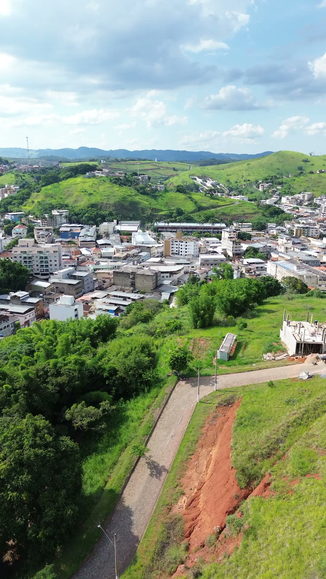 Vista aérea real do Residencial Quinze de Novembro e da região central de Ubá